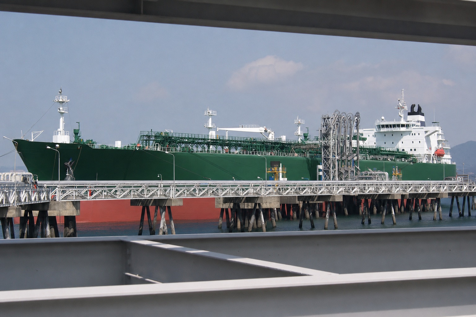 Gas carrier alongside a terminal jetty with loading arms