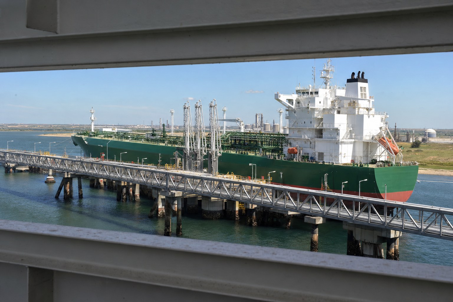 Gas carrier alongside a marine loading jetty
